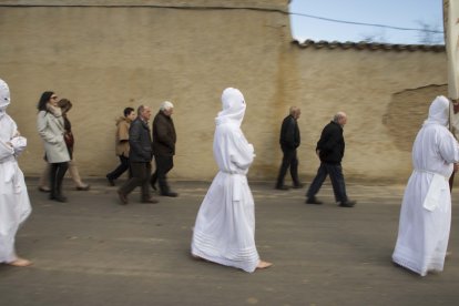 Unos penitentes en la Procesión de La Carrera en Villarrín de Campos (Zamora)