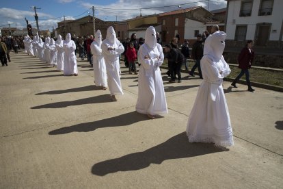 Unos penitentes en la Procesión de La Carrera en Villarrín de Campos (Zamora)