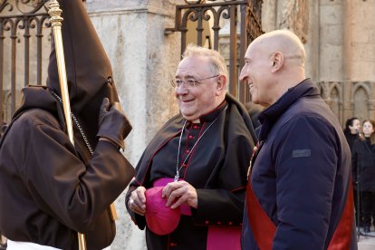 Acto del Perdón mediante el indulto a una presa en el transcurso de la Procesión del Perdón, organizada por la Cofradía del Santo Cristo del Perdón