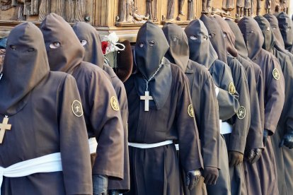 Acto del Perdón mediante el indulto a una presa en el transcurso de la Procesión del Perdón, organizada por la Cofradía del Santo Cristo del Perdón