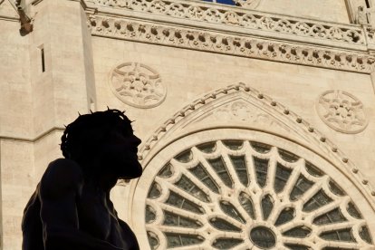 Acto del Perdón mediante el indulto a una presa en el transcurso de la Procesión del Perdón, organizada por la Cofradía del Santo Cristo del Perdón