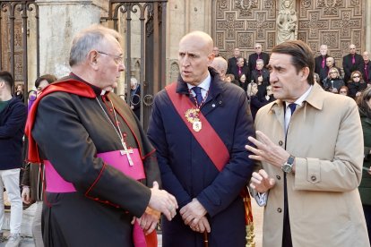 Acto del Perdón mediante el indulto a una presa en el transcurso de la Procesión del Perdón, organizada por la Cofradía del Santo Cristo del Perdón