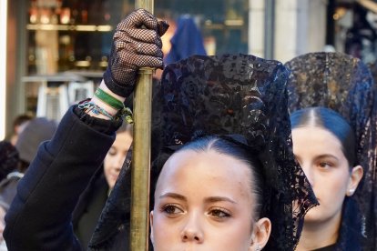 Acto del Perdón mediante el indulto a una presa en el transcurso de la Procesión del Perdón, organizada por la Cofradía del Santo Cristo del Perdón