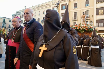 Acto del Perdón mediante el indulto a una presa en el transcurso de la Procesión del Perdón, organizada por la Cofradía del Santo Cristo del Perdón