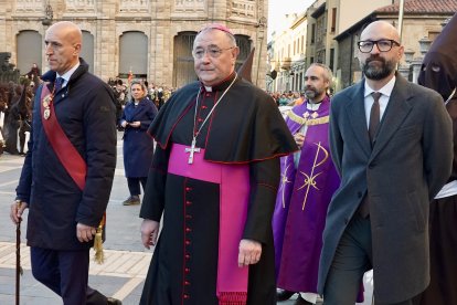Acto del Perdón mediante el indulto a una presa en el transcurso de la Procesión del Perdón, organizada por la Cofradía del Santo Cristo del Perdón