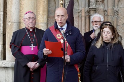 Acto del Perdón mediante el indulto a una presa en el transcurso de la Procesión del Perdón, organizada por la Cofradía del Santo Cristo del Perdón