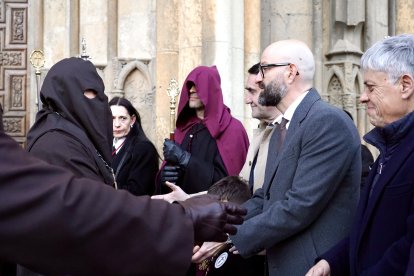 Acto del Perdón mediante el indulto a una presa en el transcurso de la Procesión del Perdón, organizada por la Cofradía del Santo Cristo del Perdón