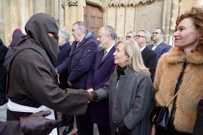Acto del Perdón mediante el indulto a una presa en el transcurso de la Procesión del Perdón, organizada por la Cofradía del Santo Cristo del Perdón
