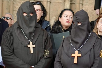 Acto del Perdón mediante el indulto a una presa en el transcurso de la Procesión del Perdón, organizada por la Cofradía del Santo Cristo del Perdón