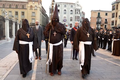 Acto del Perdón mediante el indulto a una presa en el transcurso de la Procesión del Perdón, organizada por la Cofradía del Santo Cristo del Perdón