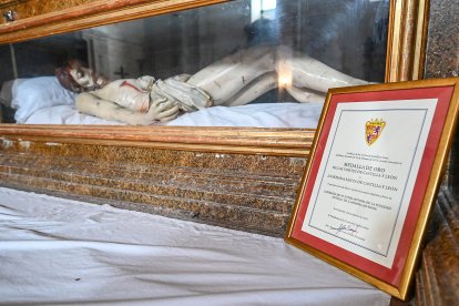 Preparación de las procesiones de Semana Santa en Sotillo de la Ribera (Burgos).