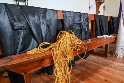 Preparación de las procesiones de Semana Santa en Sotillo de la Ribera (Burgos).