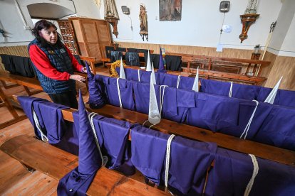 Preparación de las procesiones de Semana Santa en Sotillo de la Ribera (Burgos).