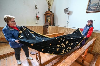 Preparación de las procesiones de Semana Santa en Sotillo de la Ribera (Burgos).
