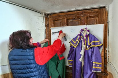 Preparación de las procesiones de Semana Santa en Sotillo de la Ribera (Burgos).