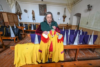 Preparación de las procesiones de Semana Santa en Sotillo de la Ribera (Burgos).