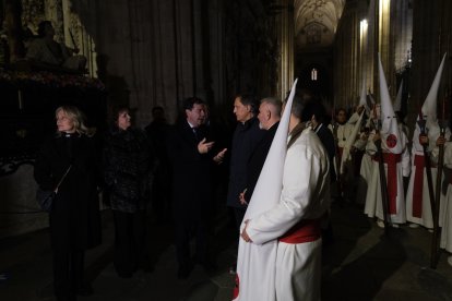 El presidente de la Junta de Castilla y León, Alfonso Fernández Mañueco, a la salida de la Real Cofradía Penitencial del Cristo Yacente de la Misericordia y de la Agonía Redentora
