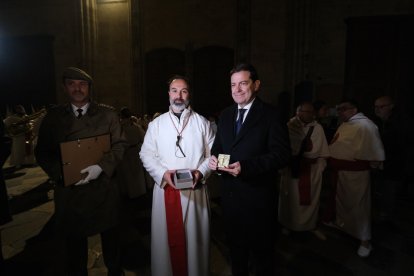 El presidente de la Junta de Castilla y León, Alfonso Fernández Mañueco, a la salida de la Real Cofradía Penitencial del Cristo Yacente de la Misericordia y de la Agonía Redentora