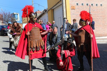 La Cofradía Penitencial de la Santa Cruz recorre el municipio este Jueves Santo.