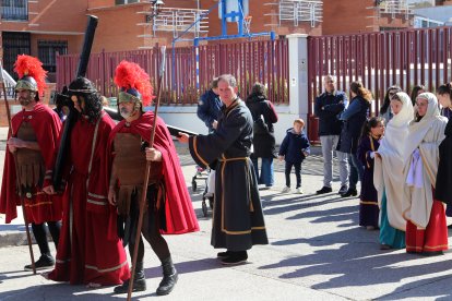 La Cofradía Penitencial de la Santa Cruz recorre el municipio este Jueves Santo.