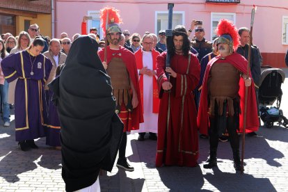 La Cofradía Penitencial de la Santa Cruz recorre el municipio este Jueves Santo.