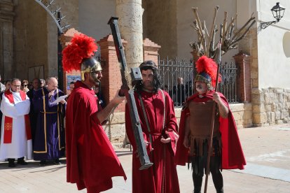 La Cofradía Penitencial de la Santa Cruz recorre el municipio este Jueves Santo.