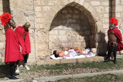 La Cofradía Penitencial de la Santa Cruz recorre el municipio este Jueves Santo.