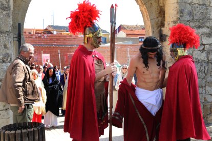 La Cofradía Penitencial de la Santa Cruz recorre el municipio este Jueves Santo.