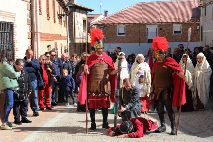 La Cofradía Penitencial de la Santa Cruz recorre el municipio este Jueves Santo.