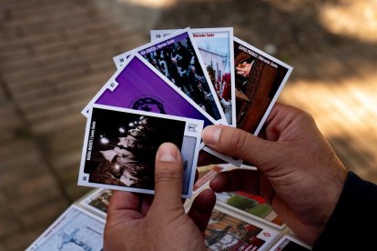Las holy cards se intercambian y coleccionan como cromos, pero mantienen su esencia ligada a la Semana Santa