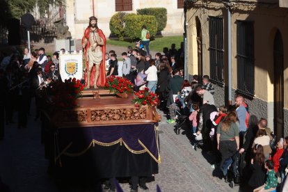Desfile procesional de la cofradía de la Santísima Vera Cruz