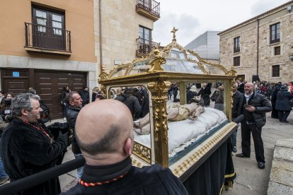La urna del Cristo yacente avanza entre el público en uno de los momentos más solemnes de la procesión del Santo Entierro.