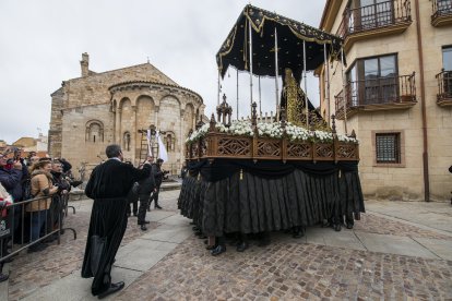 Paso de la Virgen en la procesión del Santo Entierro en Zamora frente a iglesia románica
