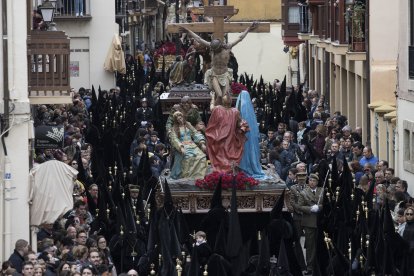 La procesión transforma las calles en un relato vivo donde cada escena se encadena con la siguiente.