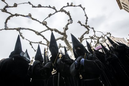 Los cofrades, con su característica indumentaria negra, refuerzan la sobriedad y el carácter oficial del Santo Entierro.