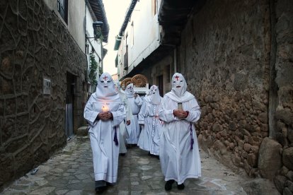 Procesión de Semana Santa en San Martín del Castañar (Salamanca)