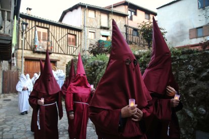 Procesión de Semana Santa en San Martín del Castañar (Salamanca)