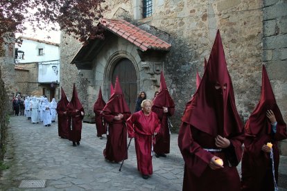 Procesión de Semana Santa en San Martín del Castañar (Salamanca)