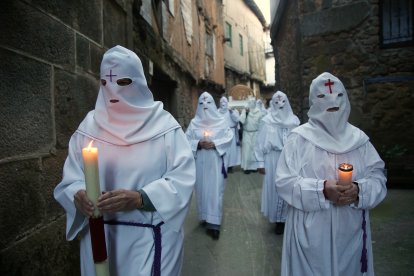 Procesión de Semana Santa en San Martín del Castañar (Salamanca)