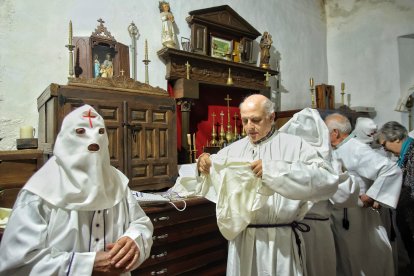 Procesión de Semana Santa en San Martín del Castañar (Salamanca)