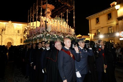 Carlos Pollán, Juan Carlos Suárez-Quiñones, José Antonio Diez, participan en la procesión del Santo Entierro de la Cofradía de Nuestra Señora de las Angustias y Soledad