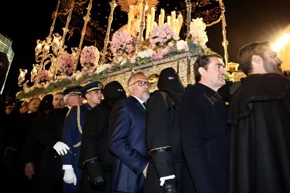 Carlos Pollán, Juan Carlos Suárez-Quiñones, José Antonio Diez, participan en la procesión del Santo Entierro de la Cofradía de Nuestra Señora de las Angustias y Soledad