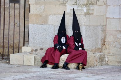 Acto del Desenclavo de Cristo en el transcurso de la Procesión del Santo Cristo del Desenclavo de la Semana Santa de León.