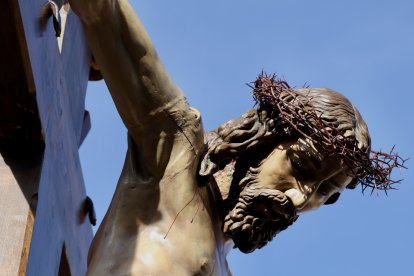 Acto del Desenclavo de Cristo en el transcurso de la Procesión del Santo Cristo del Desenclavo de la Semana Santa de León.