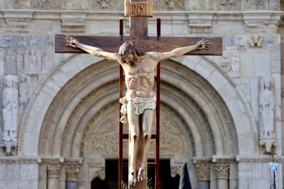 Acto del Desenclavo de Cristo en el transcurso de la Procesión del Santo Cristo del Desenclavo de la Semana Santa de León.