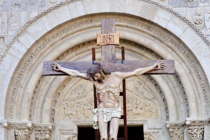 Acto del Desenclavo de Cristo en el transcurso de la Procesión del Santo Cristo del Desenclavo de la Semana Santa de León.