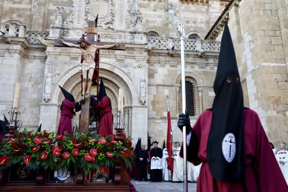 Acto del Desenclavo de Cristo en el transcurso de la Procesión del Santo Cristo del Desenclavo de la Semana Santa de León.