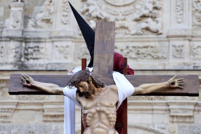Acto del Desenclavo de Cristo en el transcurso de la Procesión del Santo Cristo del Desenclavo de la Semana Santa de León.