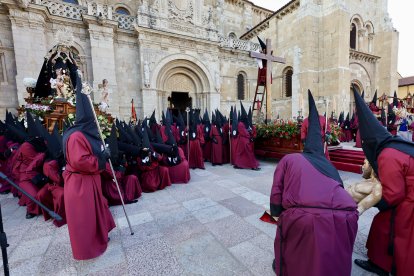 Acto del Desenclavo de Cristo en el transcurso de la Procesión del Santo Cristo del Desenclavo de la Semana Santa de León.