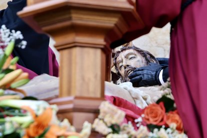 Acto del Desenclavo de Cristo en el transcurso de la Procesión del Santo Cristo del Desenclavo de la Semana Santa de León.